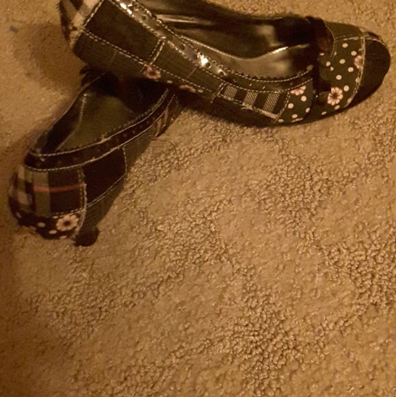 Shoes heels and flats together - Picture 2 of 16